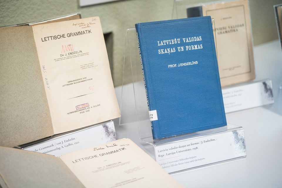 Jāņa Endzelīna 150. jubilejai veltītas izstādes «Jānim Endzelīnam 150» atklāšana Latvijas Universitātes Humanitāro zinātņu bibliotēkā. null