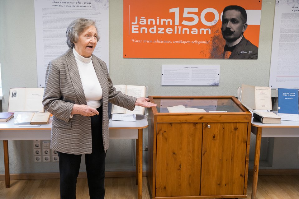 Jāņa Endzelīna 150. jubilejai veltītas izstādes «Jānim Endzelīnam 150» atklāšana Latvijas Universitātes Humanitāro zinātņu bibliotēkā. null