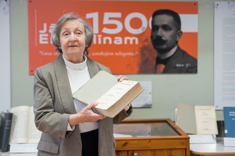 Jāņa Endzelīna 150. jubilejai veltītas izstādes «Jānim Endzelīnam 150» atklāšana Latvijas Universitātes Humanitāro zinātņu bibliotēkā. null