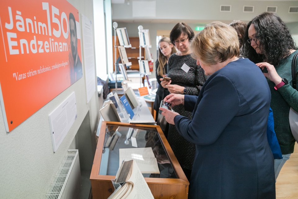 Jāņa Endzelīna 150. jubilejai veltītas izstādes «Jānim Endzelīnam 150» atklāšana Latvijas Universitātes Humanitāro zinātņu bibliotēkā. null