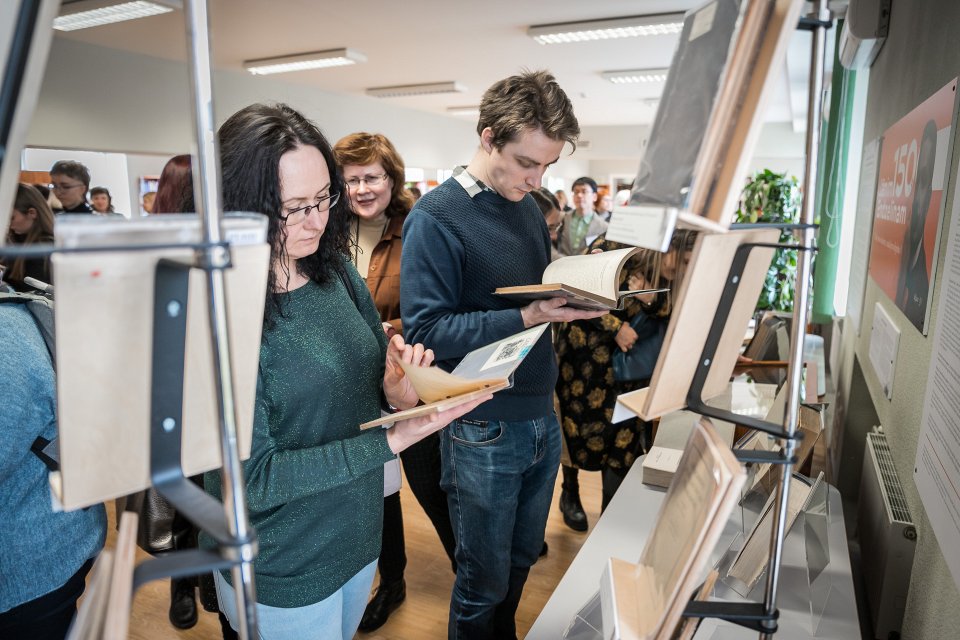 Jāņa Endzelīna 150. jubilejai veltītas izstādes «Jānim Endzelīnam 150» atklāšana Latvijas Universitātes Humanitāro zinātņu bibliotēkā. null