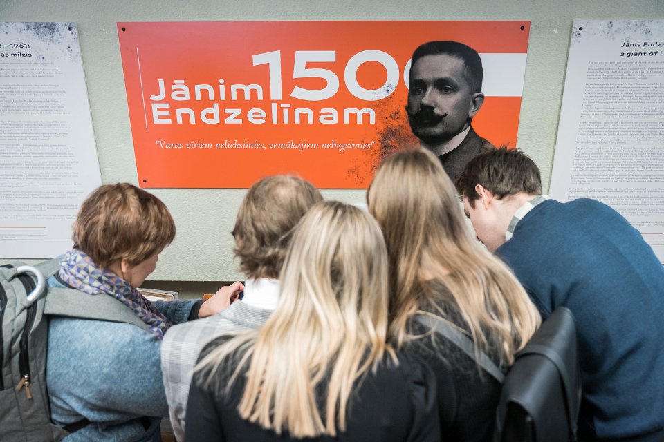 Jāņa Endzelīna 150. jubilejai veltītas izstādes «Jānim Endzelīnam 150» atklāšana Latvijas Universitātes Humanitāro zinātņu bibliotēkā. null