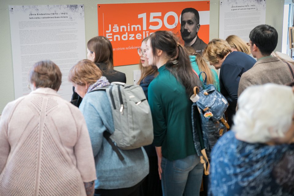 Jāņa Endzelīna 150. jubilejai veltītas izstādes «Jānim Endzelīnam 150» atklāšana Latvijas Universitātes Humanitāro zinātņu bibliotēkā. null