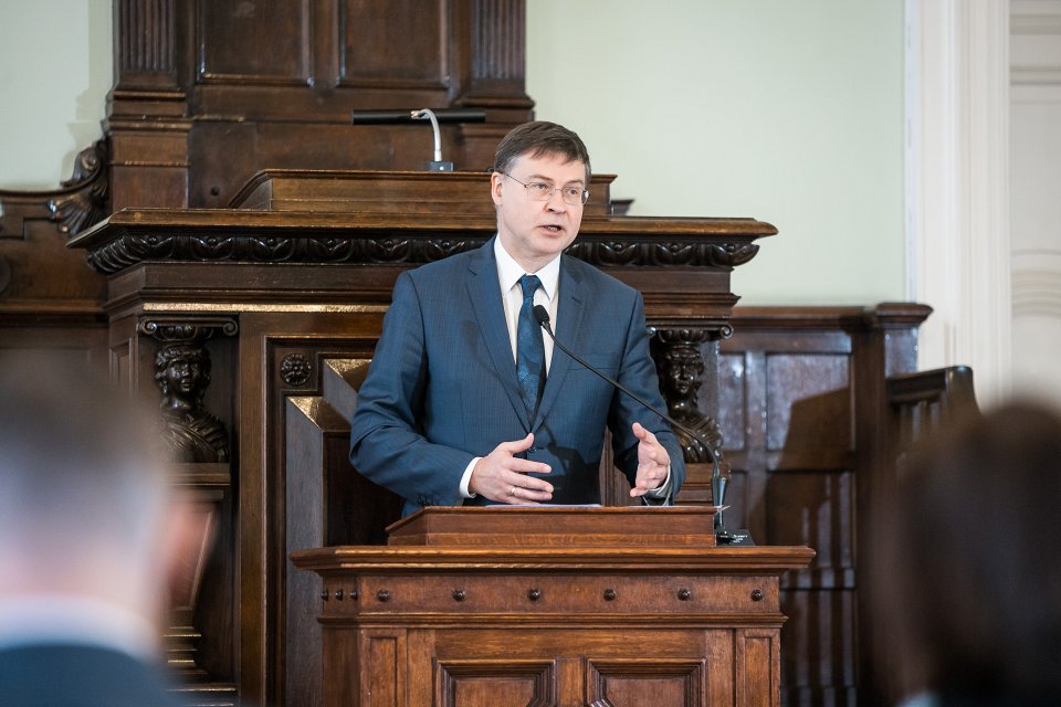 Eiropas Komisijas priekšsēdētājas izpildvietnieka Valda Dombrovska vieslekcija «Eiropas un Latvijas attīstības perspektīvas globālo transformāciju kontekstā». Eiropas Komisijas priekšsēdētājas izpildvietnieks Valdis Dombrovskis.