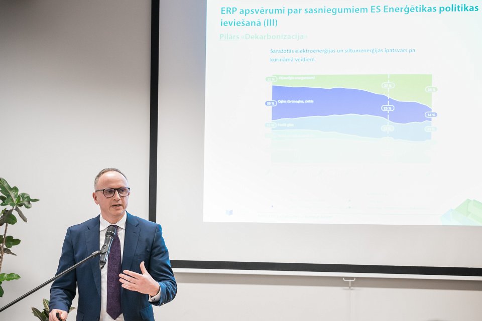 Latvijas Universitātes 81. starptautiskās zinātniskās konferences sekcija «Veiksmīga enerģētikas transformācija: Plaisa starp ambīcijām un rīcību». Eiropas Revīzijas palātas loceklis Mihails Kozlovs.