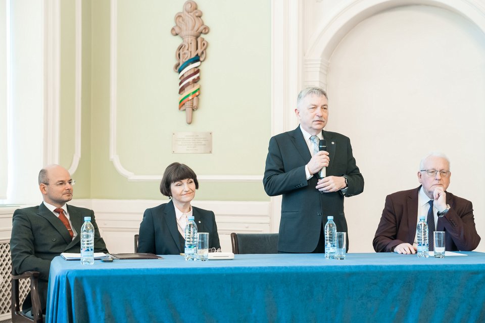 Latvijas Universitātes Satversmes simtgades konference. No kreisās:
LU Juridiskās fakultātes docents Edvīns Danovskis,
LU Juridiskās fakultātes profesore Sanita Osipova,
LU rektors prof. Indriķis Muižnieks,
Valsts valodas centra direktors, LU Latviešu valodas institūta vadošais pētnieks Māris Baltiņš.