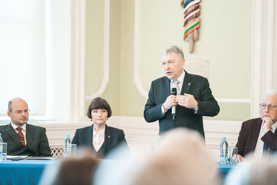 Latvijas Universitātes Satversmes simtgades konference. No kreisās:
LU Juridiskās fakultātes docents Edvīns Danovskis,
LU Juridiskās fakultātes profesore Sanita Osipova,
LU rektors prof. Indriķis Muižnieks,
Valsts valodas centra direktors, LU Latviešu valodas institūta vadošais pētnieks Māris Baltiņš.