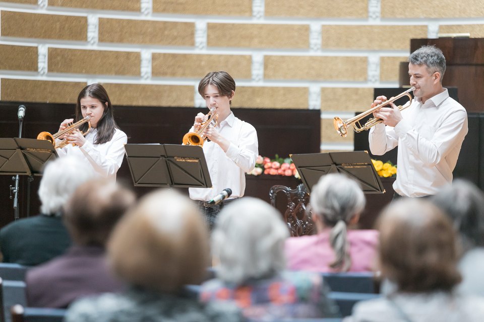 Latvijas Universitātes senioru jubilāru sveikšana. Rīgas 6. vidusskolas pūtēju orķestra priekšnesums.