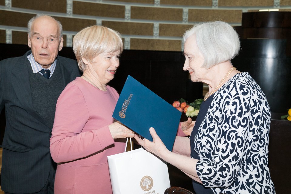 Latvijas Universitātes senioru jubilāru sveikšana. null