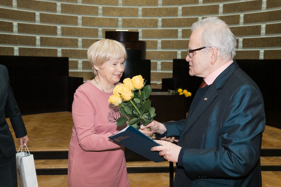 Latvijas Universitātes senioru jubilāru sveikšana. null