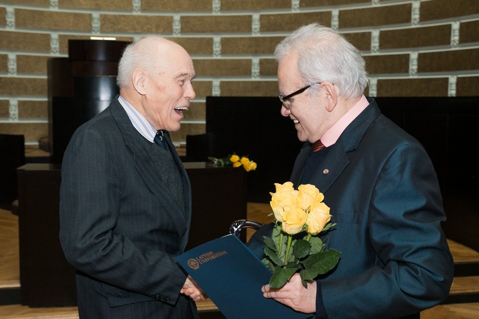 Latvijas Universitātes senioru jubilāru sveikšana. null