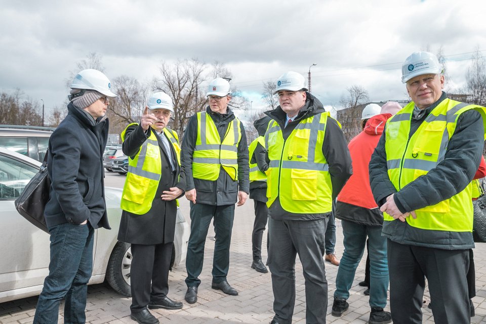 Rīgas domes un Latvijas Universitātes pārstāvju tikšanās. Topošās Rakstu mājas apskate.