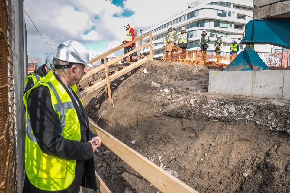 Rīgas domes un Latvijas Universitātes pārstāvju tikšanās. Topošās Latvijas Universitātes Akadēmiskā centra Rakstu mājas apskate.