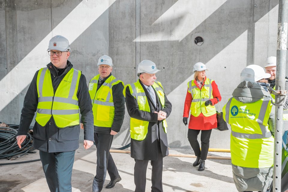 Rīgas domes un Latvijas Universitātes pārstāvju tikšanās. Topošās Latvijas Universitātes Akadēmiskā centra Rakstu mājas apskate.