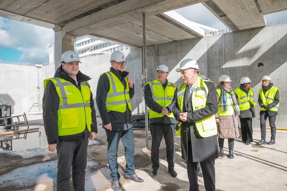 Rīgas domes un Latvijas Universitātes pārstāvju tikšanās. Topošās Latvijas Universitātes Akadēmiskā centra Rakstu mājas apskate.