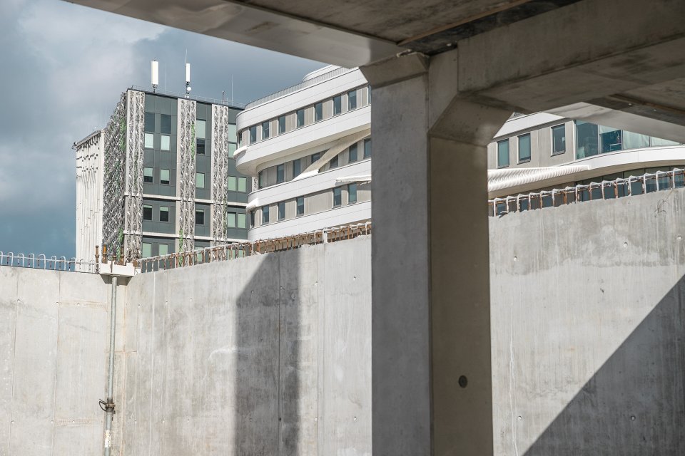 Topošā Latvijas Universitātes Akadēmiskā centra Rakstu māja uz Dabas mājas un Zinātņu mājas fona. null