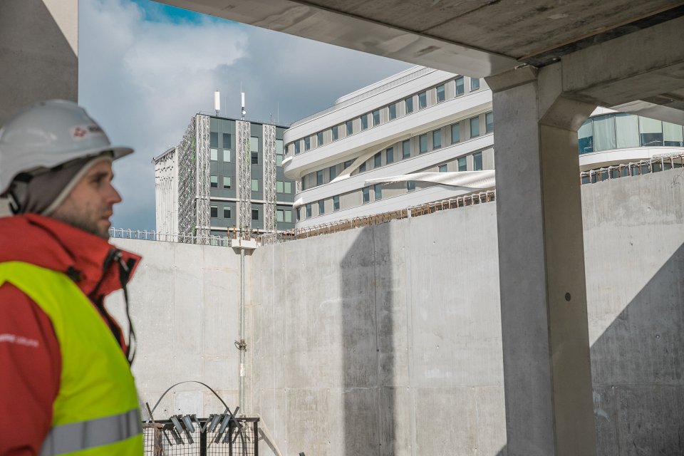 Topošā Latvijas Universitātes Akadēmiskā centra Rakstu māja uz Dabas mājas un Zinātņu mājas fona. Topošās Rakstu mājas apskate.