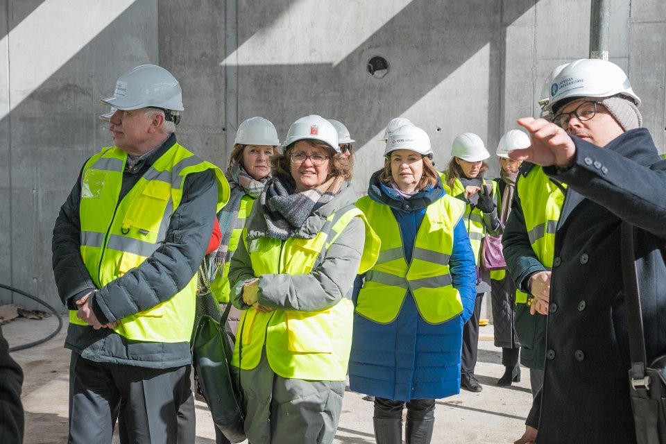 Rīgas domes un Latvijas Universitātes pārstāvju tikšanās. Topošās Latvijas Universitātes Akadēmiskā centra Rakstu mājas apskate.