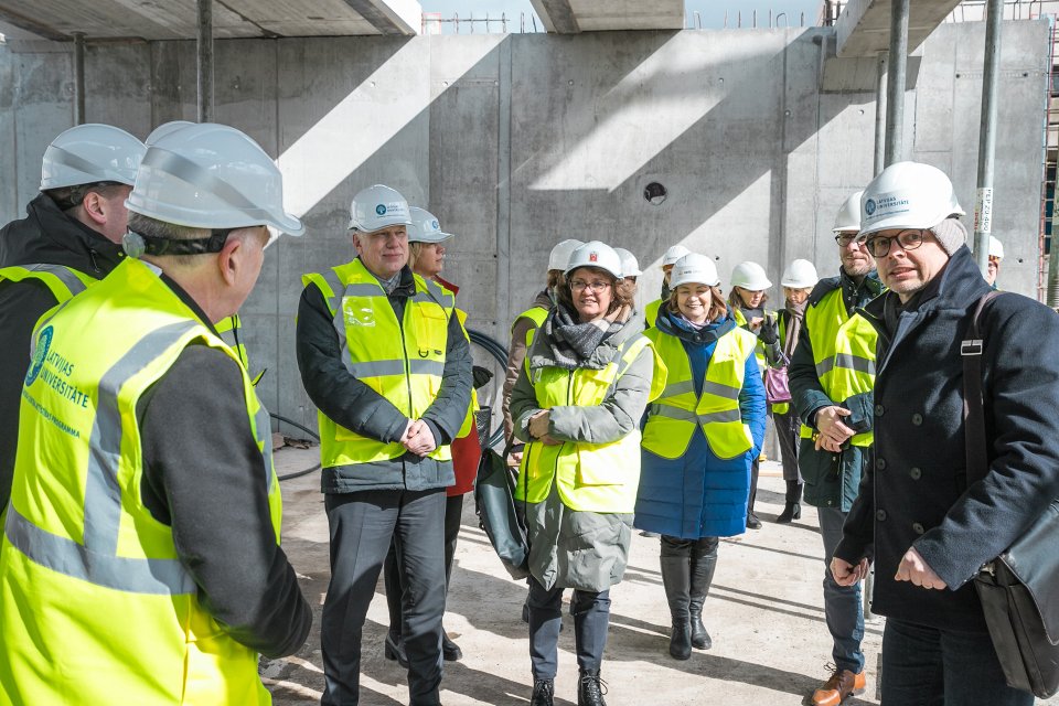 Rīgas domes un Latvijas Universitātes pārstāvju tikšanās. Topošās Latvijas Universitātes Akadēmiskā centra Rakstu mājas apskate.