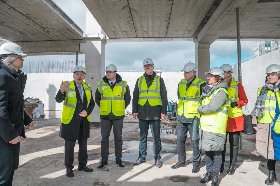 Rīgas domes un Latvijas Universitātes pārstāvju tikšanās. Topošās Latvijas Universitātes Akadēmiskā centra Rakstu mājas apskate.