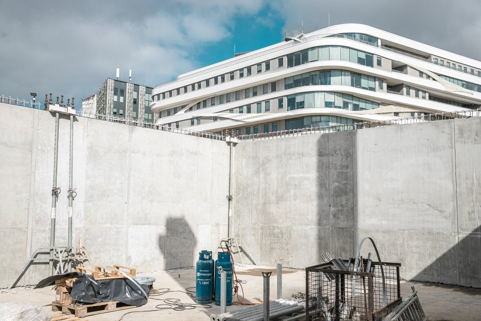 Rīgas domes un Latvijas Universitātes pārstāvju tikšanās. Topošās Rakstu mājas apskate.