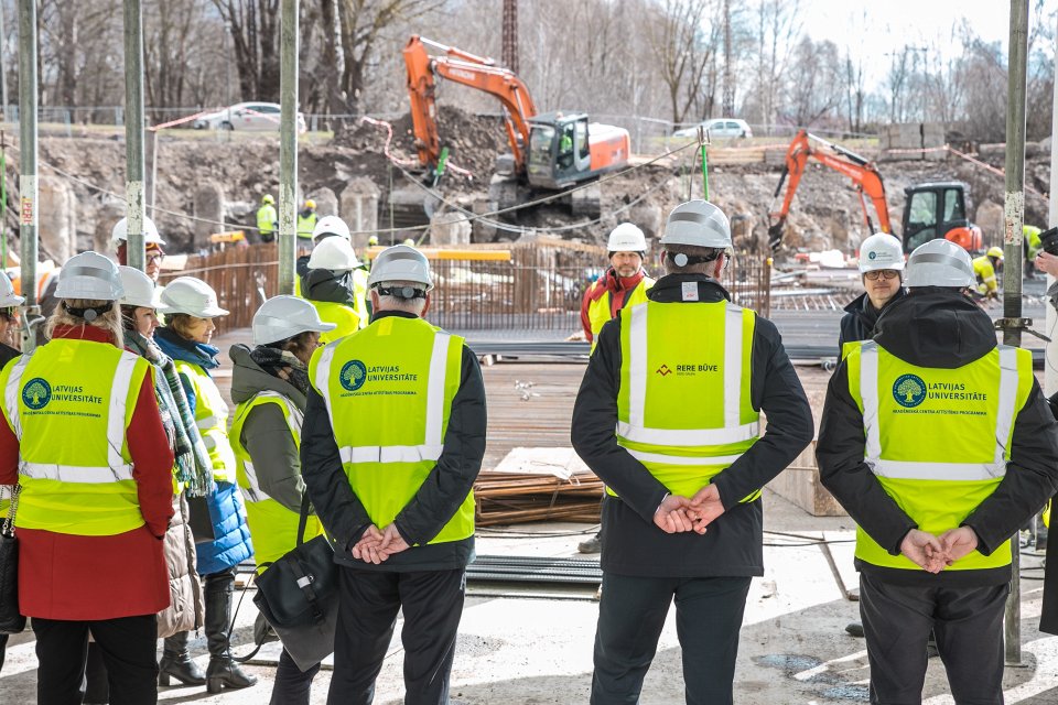 Rīgas domes un Latvijas Universitātes pārstāvju tikšanās. Topošās Latvijas Universitātes Akadēmiskā centra Rakstu mājas apskate.