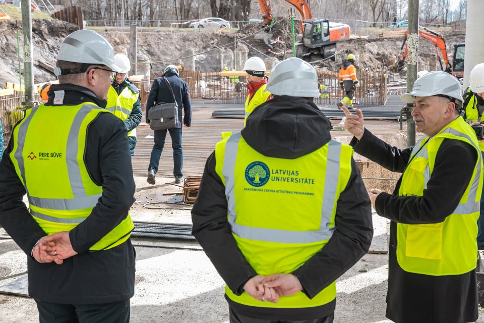 Rīgas domes un Latvijas Universitātes pārstāvju tikšanās. Topošās Latvijas Universitātes Akadēmiskā centra Rakstu mājas apskate.