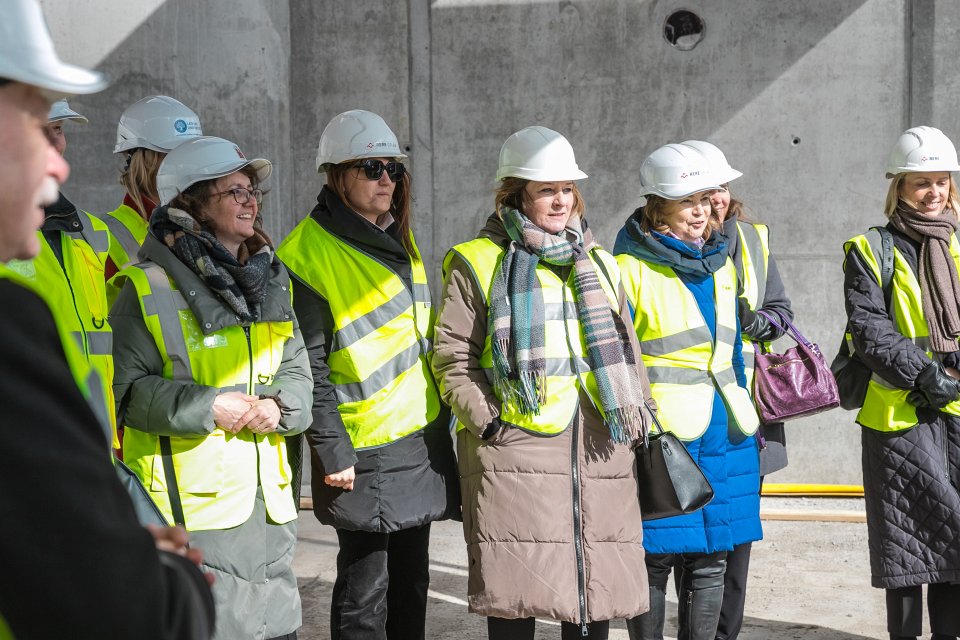 Rīgas domes un Latvijas Universitātes pārstāvju tikšanās. Topošās Latvijas Universitātes Akadēmiskā centra Rakstu mājas apskate.