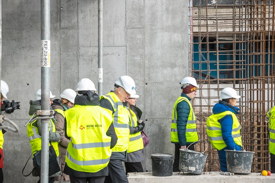 Rīgas domes un Latvijas Universitātes pārstāvju tikšanās. Topošās Latvijas Universitātes Akadēmiskā centra Rakstu mājas apskate.