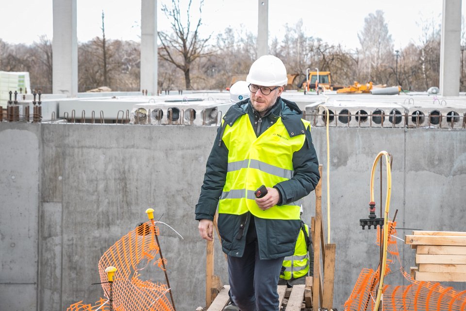 Rīgas domes un Latvijas Universitātes pārstāvju tikšanās. Topošās Latvijas Universitātes Akadēmiskā centra Rakstu mājas apskate.