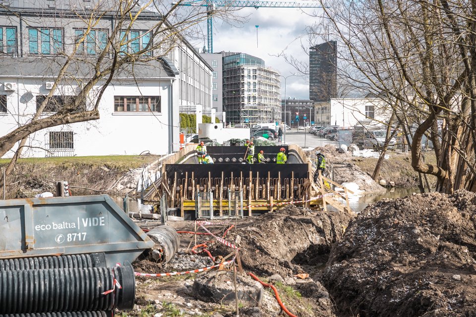 Rīgas domes un Latvijas Universitātes pārstāvju tikšanās. Topošā gājēju tilta pār Kīleveina grāvi apskate.