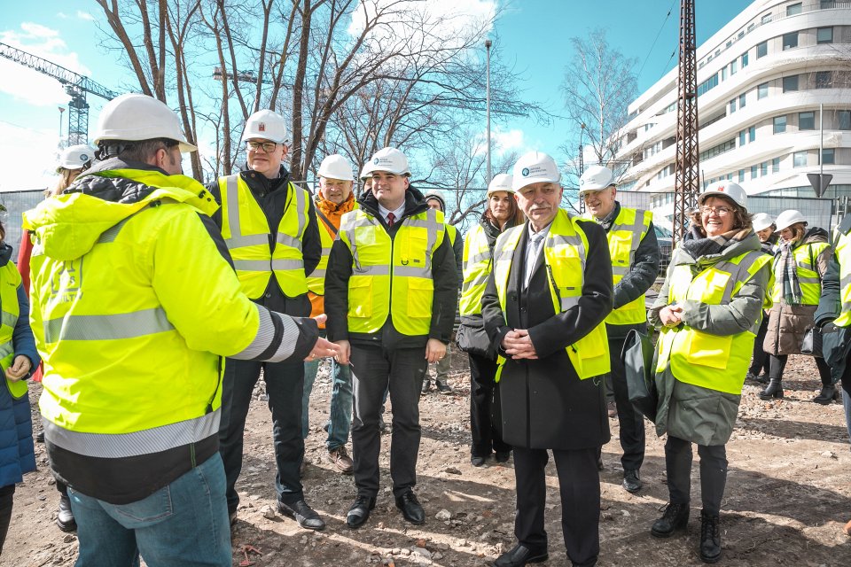 Rīgas domes un Latvijas Universitātes pārstāvju tikšanās. Topošā gājēju tilta pār Kīleveina grāvi apskate.