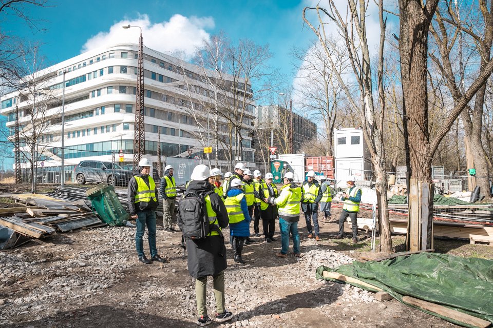 Rīgas domes un Latvijas Universitātes pārstāvju tikšanās. Topošā gājēju tilta pār Kīleveina grāvi apskate.