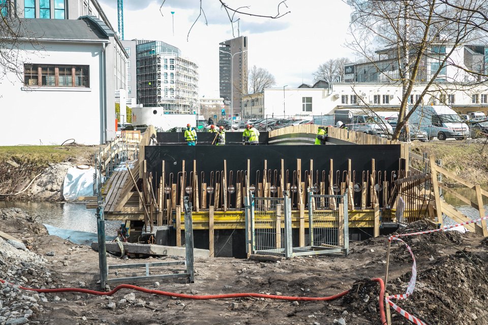 Rīgas domes un Latvijas Universitātes pārstāvju tikšanās. Topošā gājēju tilta pār Kīleveina grāvi apskate.