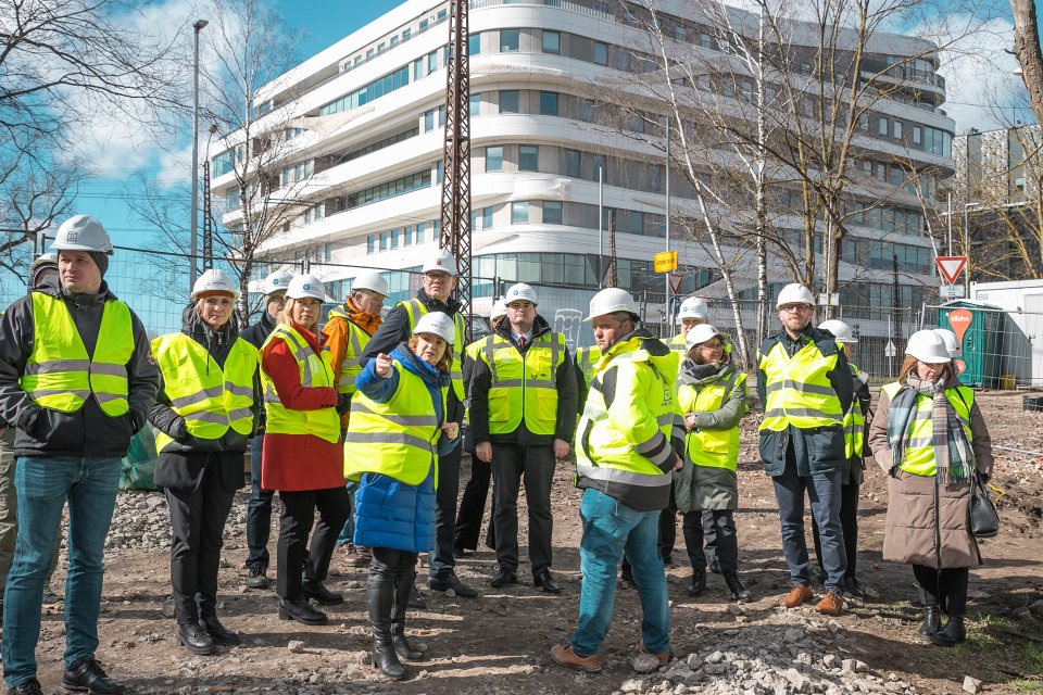 Rīgas domes un Latvijas Universitātes pārstāvju tikšanās. Topošā gājēju tilta pār Kīleveina grāvi apskate.