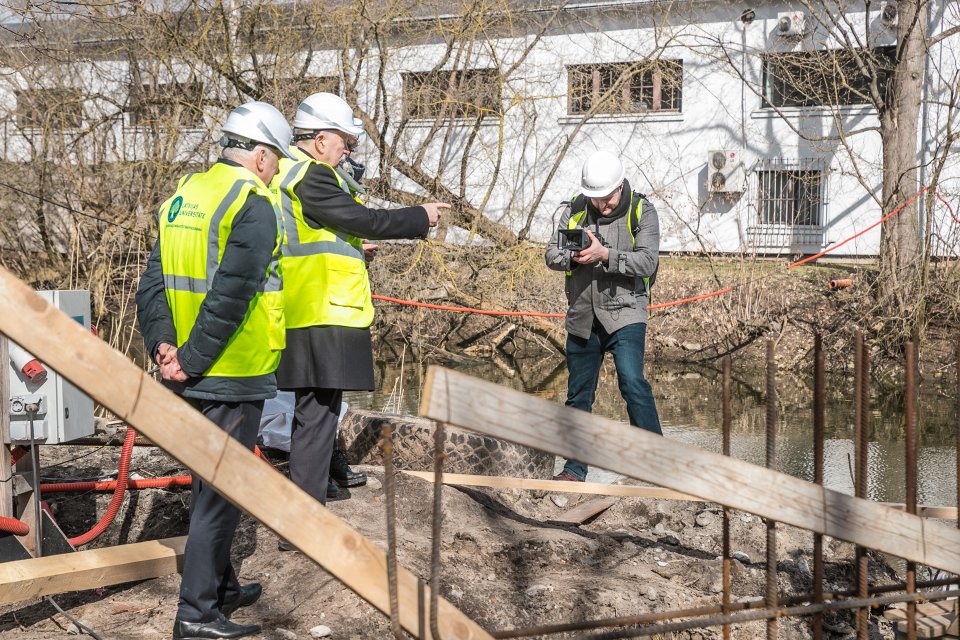 Rīgas domes un Latvijas Universitātes pārstāvju tikšanās. Topošā gājēju tilta pār Kīleveina grāvi apskate.