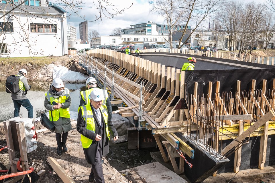 Rīgas domes un Latvijas Universitātes pārstāvju tikšanās. Topošā gājēju tilta pār Kīleveina grāvi apskate.