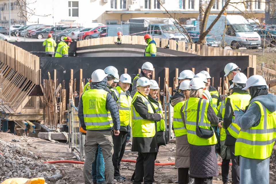 Rīgas domes un Latvijas Universitātes pārstāvju tikšanās. Topošā gājēju tilta pār Kīleveina grāvi apskate.