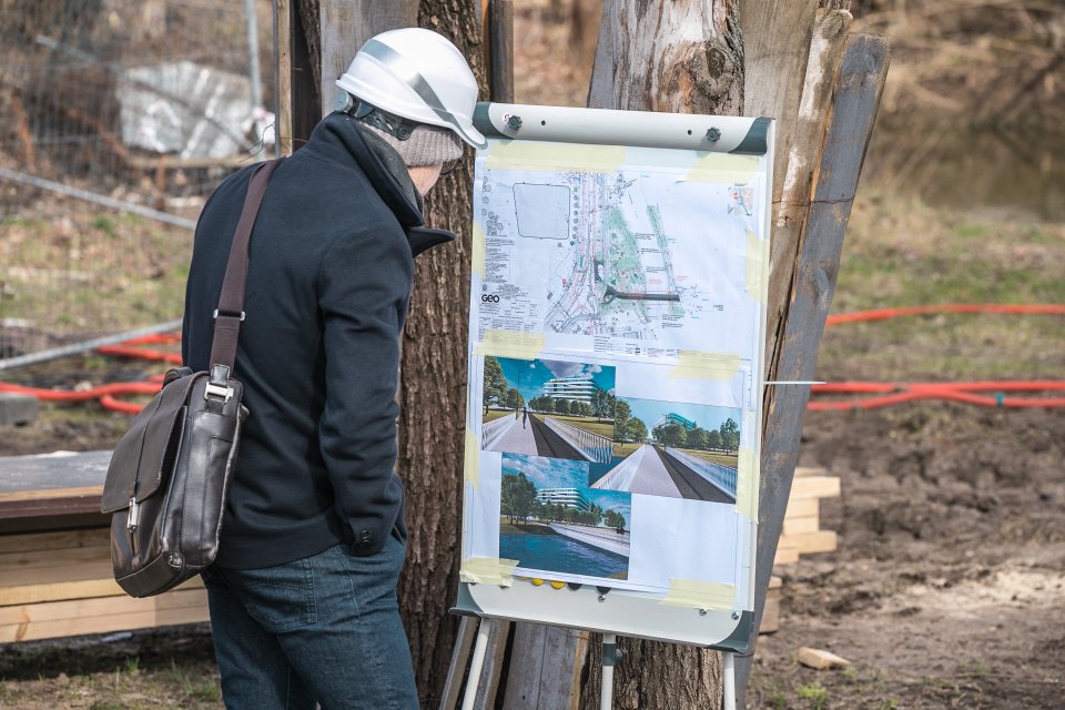 Rīgas domes un Latvijas Universitātes pārstāvju tikšanās. Topošā gājēju tilta pār Kīleveina grāvi apskate.