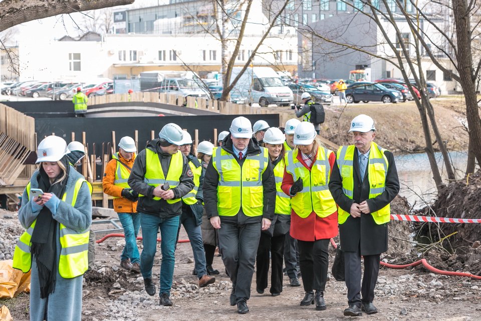 Rīgas domes un Latvijas Universitātes pārstāvju tikšanās. Topošā gājēju tilta pār Kīleveina grāvi apskate.