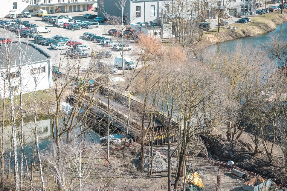 Topošais gājēju tilts pār Kīleveina grāvi. null