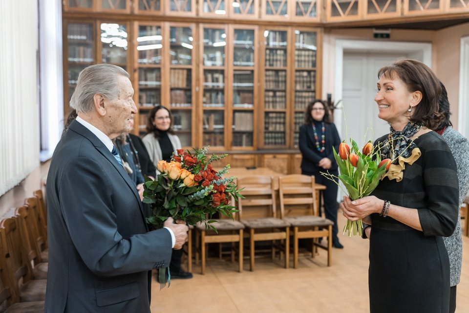 Dr. habil. iur. Ulda Krastiņa jubilejai veltītas izstādes «Vitam Impendre Vero» («Dzīvi veltīt taisnībai») atklāšana Latvijas Universitātes Bibliotēkā Raiņa bulvārī. null