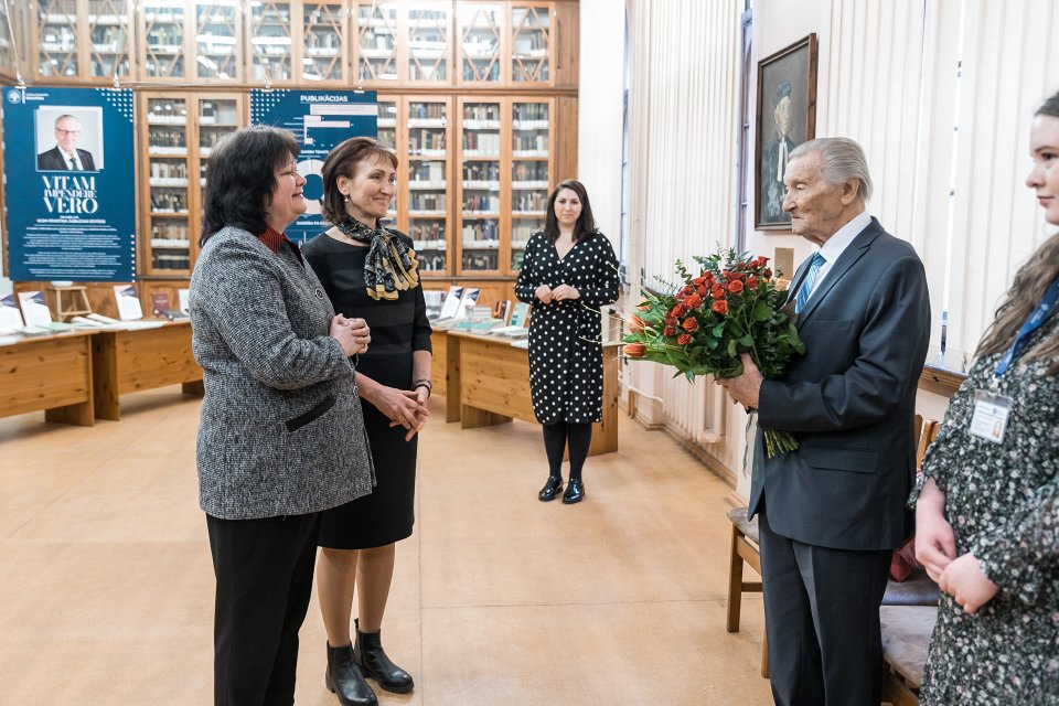 Dr. habil. iur. Ulda Krastiņa jubilejai veltītas izstādes «Vitam Impendre Vero» («Dzīvi veltīt taisnībai») atklāšana Latvijas Universitātes Bibliotēkā Raiņa bulvārī. null