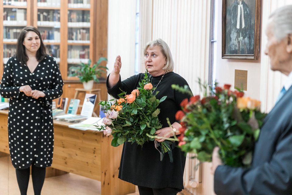 Dr. habil. iur. Ulda Krastiņa jubilejai veltītas izstādes «Vitam Impendre Vero» («Dzīvi veltīt taisnībai») atklāšana Latvijas Universitātes Bibliotēkā Raiņa bulvārī. LU Bibliotēkas direktore Mārīte Saviča.