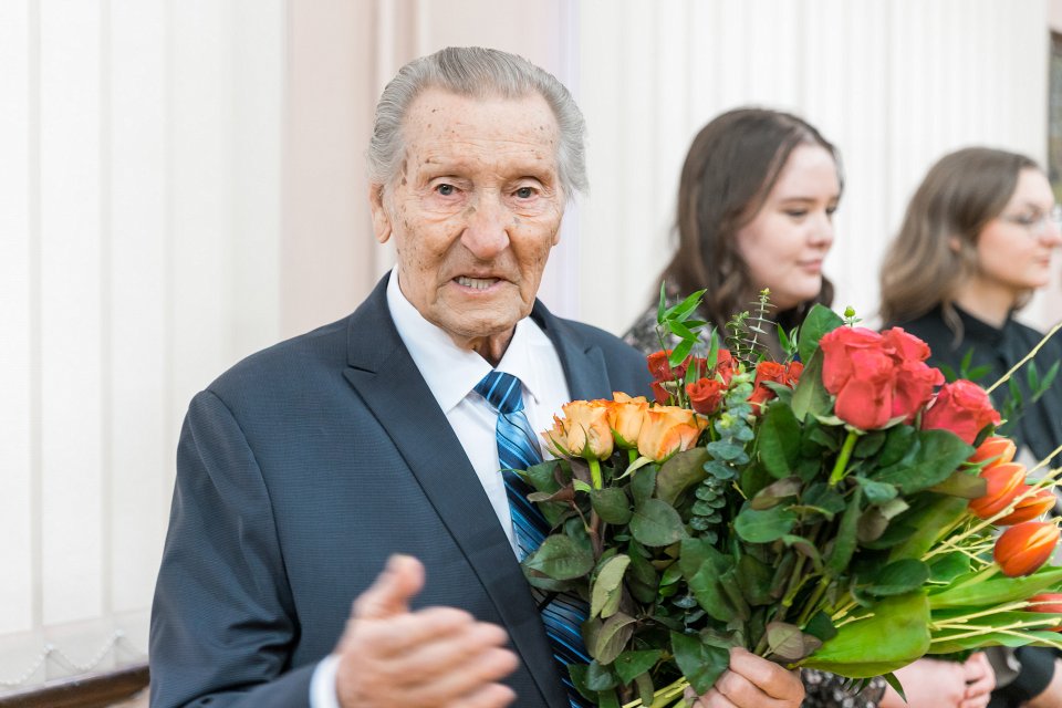 Dr. habil. iur. Ulda Krastiņa jubilejai veltītas izstādes «Vitam Impendre Vero» («Dzīvi veltīt taisnībai») atklāšana Latvijas Universitātes Bibliotēkā Raiņa bulvārī. LU Juridiskās fakultātes emeritētais profesors, habilitētais tiesību zinātņu doktors Uldis Krastiņš.