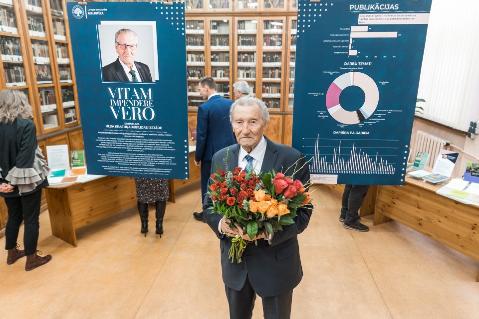 Dr. habil. iur. Ulda Krastiņa jubilejai veltītas izstādes «Vitam Impendre Vero» («Dzīvi veltīt taisnībai») atklāšana Latvijas Universitātes Bibliotēkā Raiņa bulvārī. LU Juridiskās fakultātes emeritētais profesors, habilitētais tiesību zinātņu doktors Uldis Krastiņš.