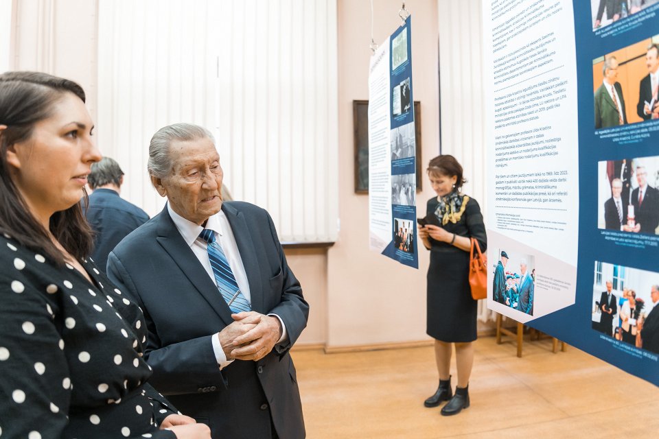 Dr. habil. iur. Ulda Krastiņa jubilejai veltītas izstādes «Vitam Impendre Vero» («Dzīvi veltīt taisnībai») atklāšana Latvijas Universitātes Bibliotēkā Raiņa bulvārī. null