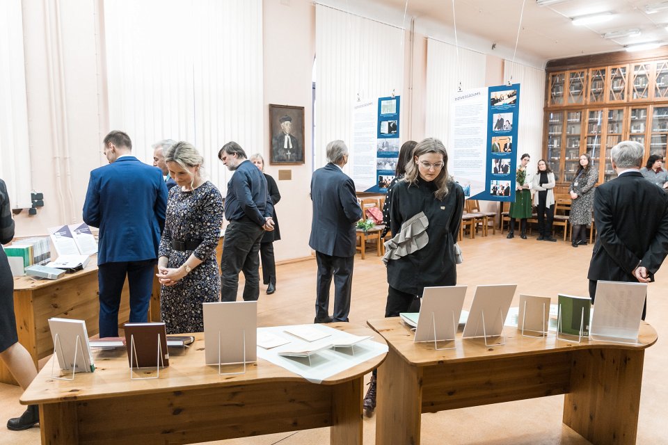 Dr. habil. iur. Ulda Krastiņa jubilejai veltītas izstādes «Vitam Impendre Vero» («Dzīvi veltīt taisnībai») atklāšana Latvijas Universitātes Bibliotēkā Raiņa bulvārī. null