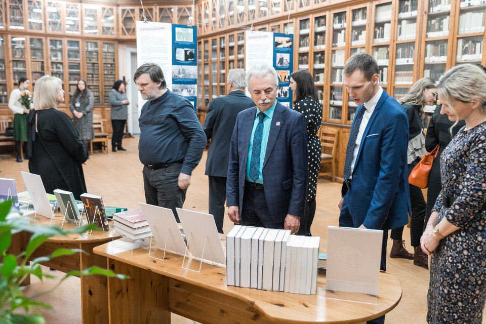 Dr. habil. iur. Ulda Krastiņa jubilejai veltītas izstādes «Vitam Impendre Vero» («Dzīvi veltīt taisnībai») atklāšana Latvijas Universitātes Bibliotēkā Raiņa bulvārī. null