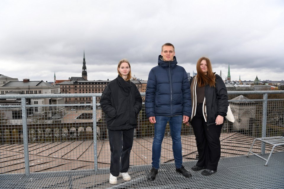 «Ēnu diena» Latvijas Universitātes Muzejā. Rūdolfs Rubenis ar ēnām uz LU jumta platformas.